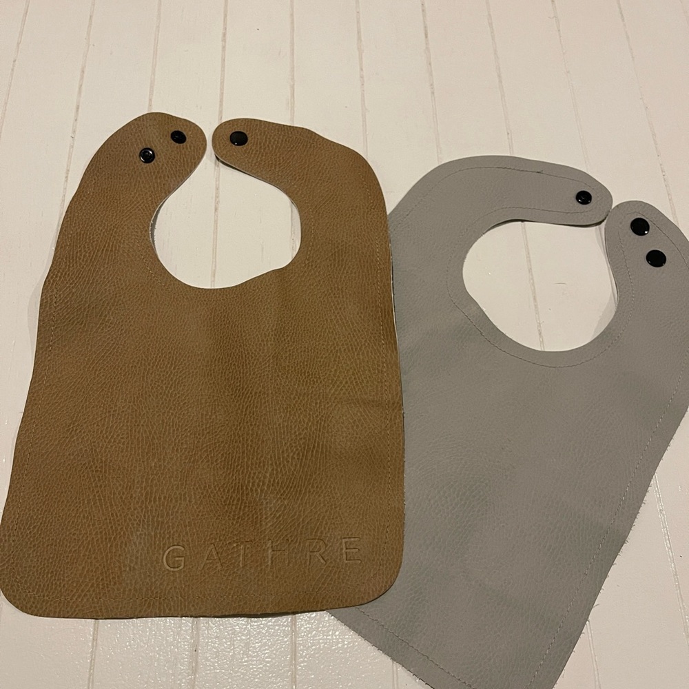 Gathre Baby bibs - grey and tan